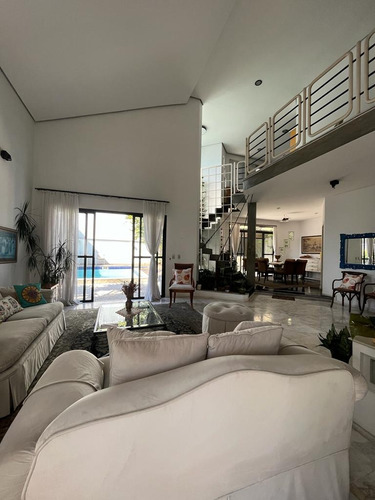 Linda Casa Com Piscina Em Frente A Praça