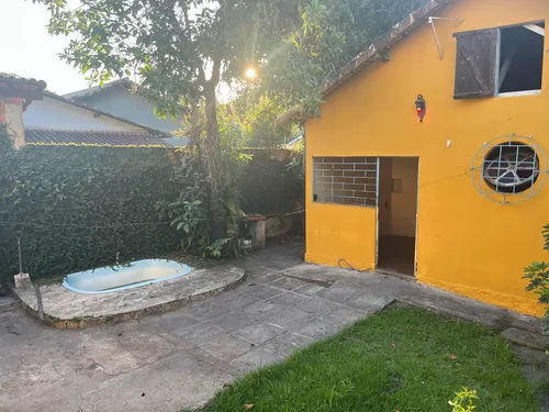 Casa De 3 Quartos Com Quintal E Churrasqueira.