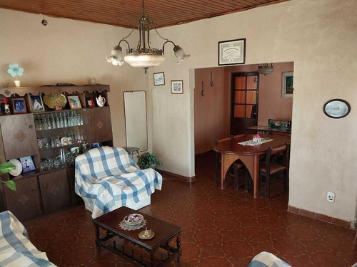 Casa En Venta - 3 Dormitorios 3 Baños - Patio - 650mts2 - Las Flores