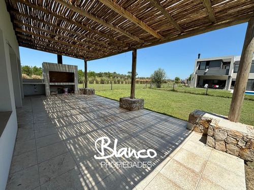 Casa En Venta En Puertos Del Lago, Barrio Araucarias, Escobar, G.b.a. Zona Norte