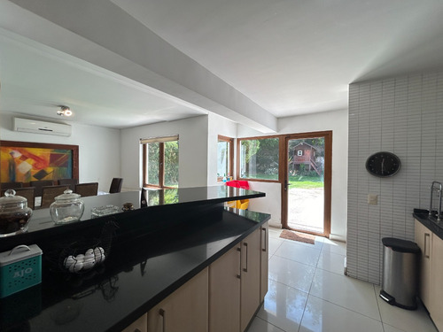 Casa En Venta En El Arrayán, Santiago Amplia Y Luminosa