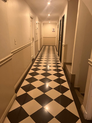 Oficina En Ciudad Vieja En Edificio De Categoria, Cerca De Puerto De Montevideo