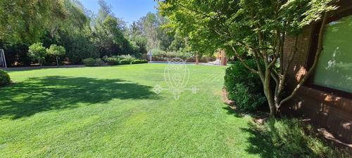 Casa Estilo Ingles En Venta De 7 Dorm. Las Brisas En Colina