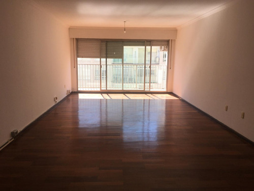 Excelente Apartamento Semi Piso A Mts. De La Rambla Con Dos Garages