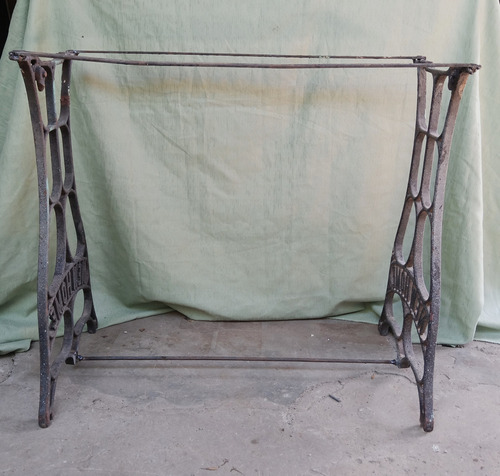Mesa Con Pie De Máquina De Coser Tapa De Vidrio De Estufa (Usado)