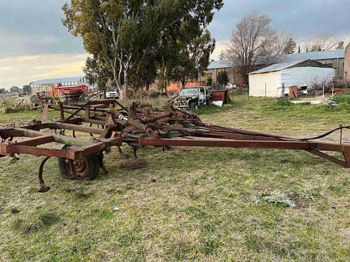 Imagen 2 de 22 de Cultivador De Campo 18/20 Puas C/ Hidraulico En Tres Arroyos