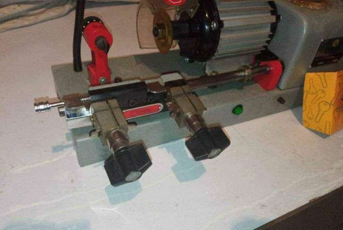 Imagen 3 de 6 de Máquina Duplicadora De Llaves Tipo Cisa Marca Duco's.