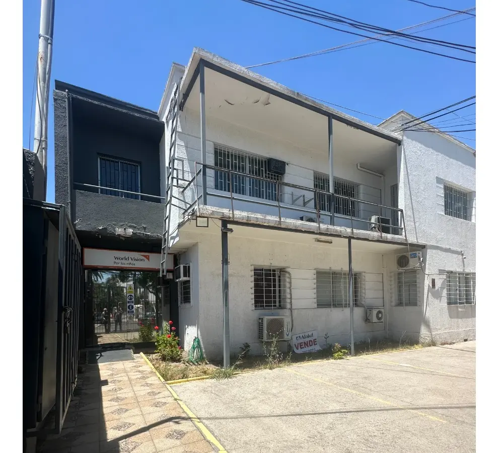 Imagen 2 de 30 de Casa Ampliada En Excelente Sector Comercial De Providencia