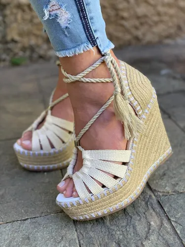Anabela fechada store atras