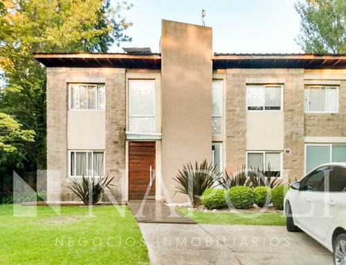 Imagen 1 de 17 de Venta De Casa En Dos Plantas, La Deseada Canning