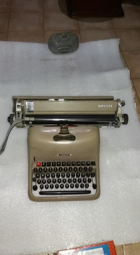 Antigua Máquina De Escribir Olivetti Lexicon  80