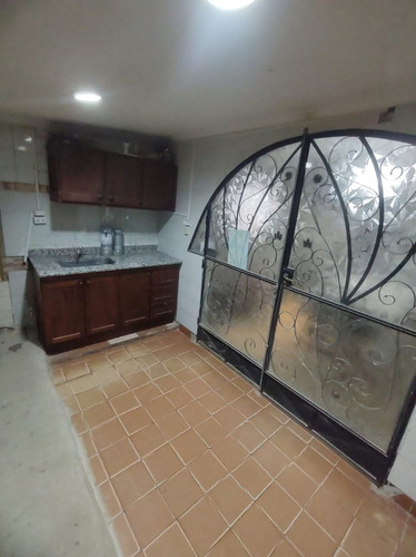 Excelente Casa, Sobre Calle Ferré(céntrica)