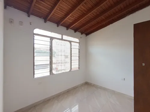 Casa En Venta En Prados Del Este. Cod V30246