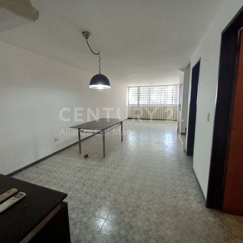 Imagen 8 de 24 de Hermoso Town House En Longa España Con Vista Al Mar, Piscina Privada Y Gran Potencial De Remodelación.