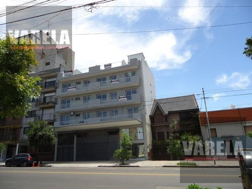 2 Amb. C/balcón Al Frente. A Nuevo. Bajas Expensas: Av. Cobo 555 Oportunidad!!