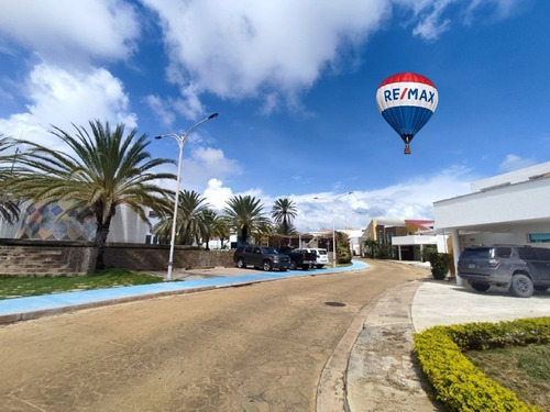 Imagen 2 de 18 de Re/max 2mil Vende Townhouse En Conj. Resd. Majestic Village