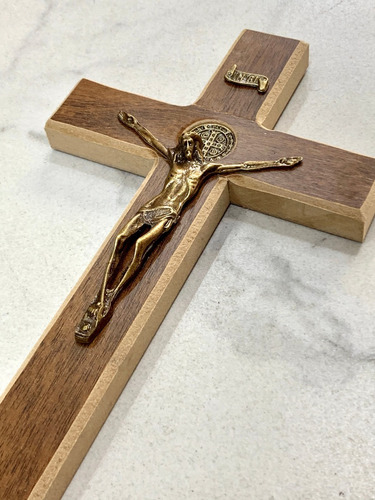 Crucifixo De Madeira E Metal Medalha São Bento 23cm Lindo