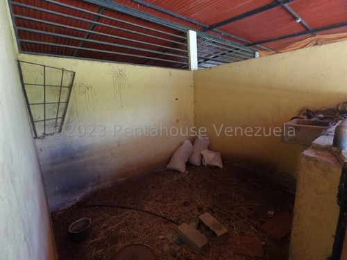 Carlos Colmenarez Vende Finca 28hec (todas Empastadas) Cercas Perimetrales 02 Cochineras; 01 Cochinera Para 150 Madres Y Capacidad De 800 Animales De Engorde 01 Cochinera Con Capacidad De 400 Animale
