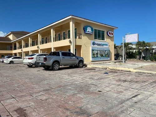 Local Comercial En Alquiler En Verón- Punta Cana, 105m2, Ubi