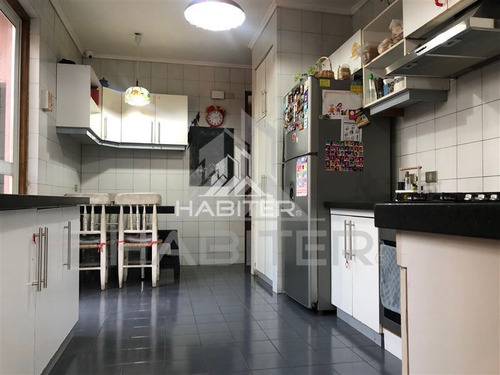 Casa En Venta De 5 Dorm. En Curicó