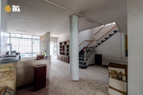Casa De 4 Recamaras Con Uso De Suelo Comercial Y Jardín Junto Al Centro Médico La Raza