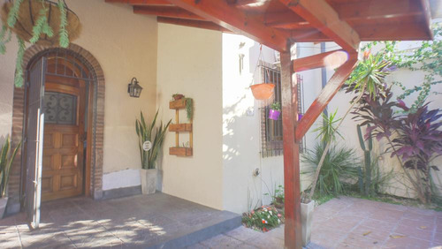 Chalet Estilo Inglés De 3 Dorm. Banfield Este.