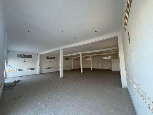 Renta De Local Comercial En Av. Principal En Planta Alta