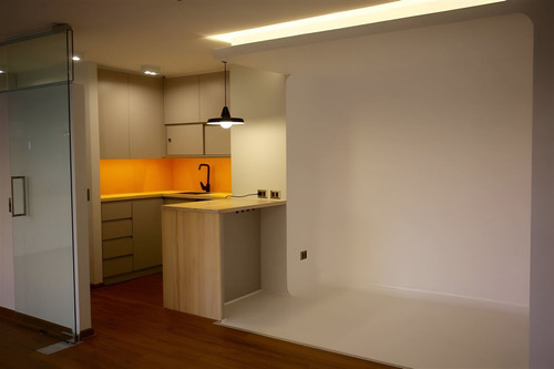 Oficina Remodelada; Excelente Conectividad; Metro Los Leones