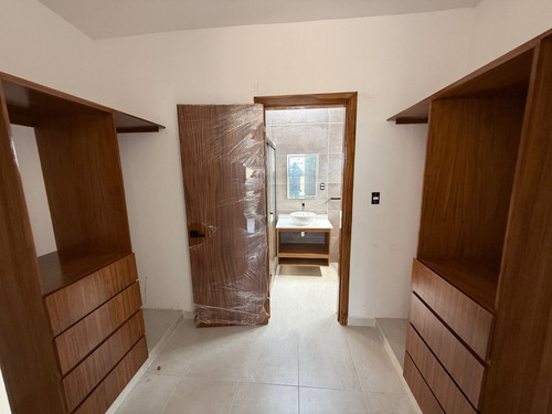 Estrena Casa Con Recámara En Planta Baja, Amplios Espacion 3 Recámaras Cada Una Con Baño. Casa Club Con Alberca.