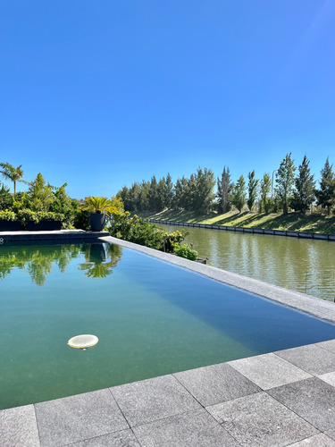 Casa Al Agua Barrio Virazón En Venta