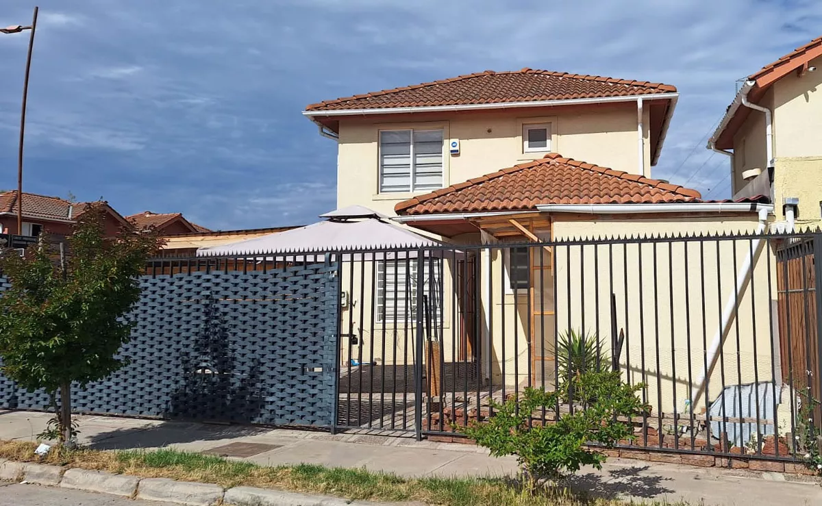 Casa Esquina Con Buen Terreno En Los Jardines De Linderos