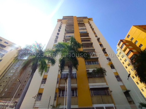 Jip 24-6728. En Venta Bello Apartamento De 129 Mts2, 3 Hab, 2 Baños, 1 P/e, En La Zona Norte De La Ciudad, Excelente Clima De Montaña.  En Urb. Andrés Bello. Maracay