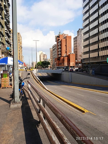 Imagen 8 de 12 de Niurka Paraguán Vende Oficina Pleno Centro De Caracas