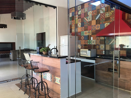 Chacara Lindissima Mogi Mirim, No Bairro São Marcelo, Area Total 2524m2, Area Util 201,3, Com 3 Banheiros, Suite, Campo De Futebol, Piscina Com Bar Anexado, Area De Descanso Com Lareira, Veja As Fotos