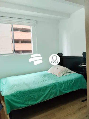 Apartamento Con Parqueadero Privado Y Cuarto Útil.
