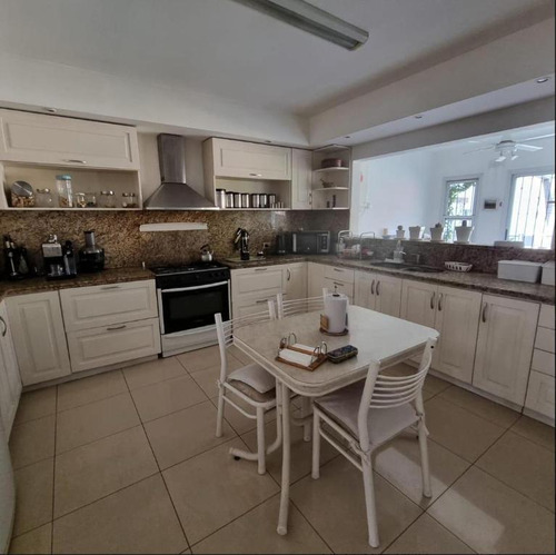 Casa En Venta - 4 Dormitorios 3 Baños - Cochera - 400mts2 - Ituzaingó
