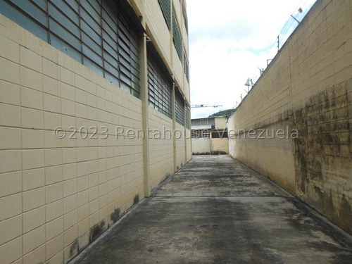 Edificio Industrial Con Mucho Potencial En Venta En La Yaguara Smb 24-10718 Yy