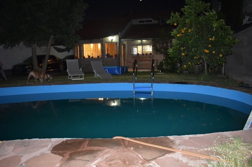 Chalet De 2 Plantas A 500 Más De Las Lomitas ,pileta,parrilla,garaje,césped