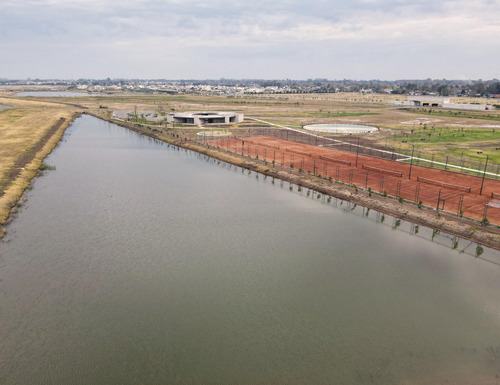Terreno En Venta Vida Club De Campo En Funes, Lote 60 Con Fondo Al Reservorio Y Fondo Norte