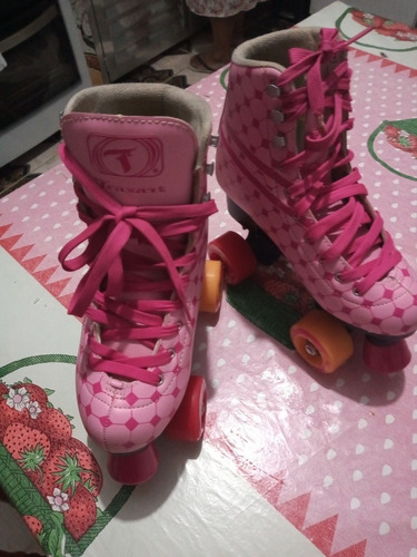 Imagem 1 de 3 de Vendemos Um Patins Com 04 Rodas A Cor Pik.