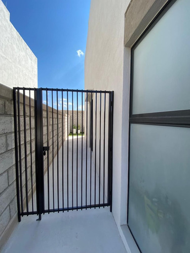 Casa En Venta En Terrasoles, Nuevo Querétaro, 3 Recámaras, Alberca, Hermosa !!