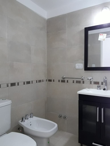 Dueño Directo Vende 2 Amplios Departamentos Con Vista Panorámica Y Cochera Cubierta. Apto Crédito. Excelente Ubicación En Moron A Pocas Cuadras Del Centro Comercial. Sin Comisión Inmobiliaria