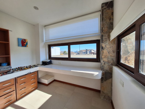 Moderna Casa En Lomas De Montemar, Concón