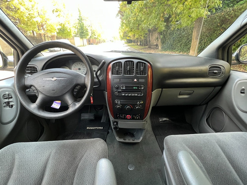 Imagen 15 de 25 de Chrysler Town Country 2005 Flamantísima
