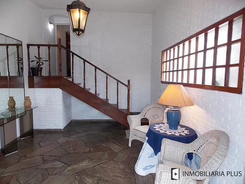Alquiler De Casa Con Piscina De 400m2 Y 1200 M2 De Terreno 5 Dormitorios En Playa Mansa De Punta Del Este