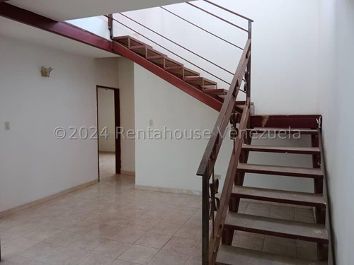 Townhouse En Turmero Hermoso Frente De Piedras Decorativas, Amplia Sala Comedor 24-28979 Irrr