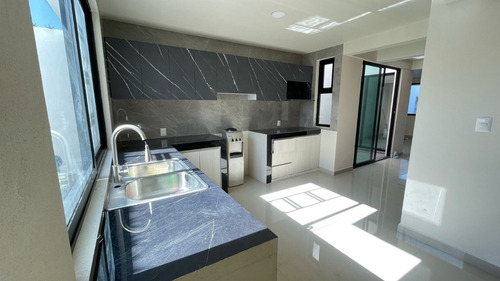 Casa Moderna Nueva En Venta, De Tres Niveles, En Hacienda Barbabosa, A 5 Min De C.u. Y De La Estación Del Tren, A 15 Min Del Centro De Toluca Y De Metepec