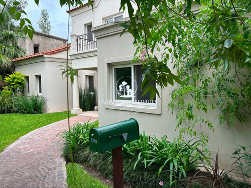 Casa En Venta Los Jazmines De 3 Dormitorios Y Dependencia. Pilar Del Este.