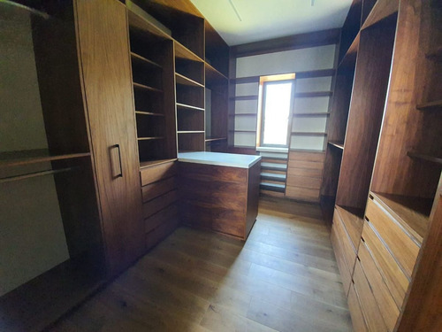 De Revista Casa Nueva En Venta, Vistahermosa, Calle Cerrada