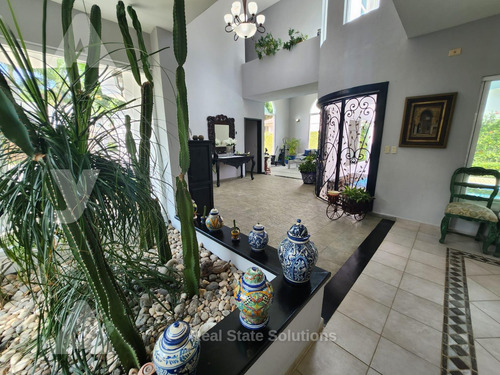 Casa En Venta 4 Recámaras, Amueblada, Piscina, Estudio Tv, Res. Campestre, Cancún